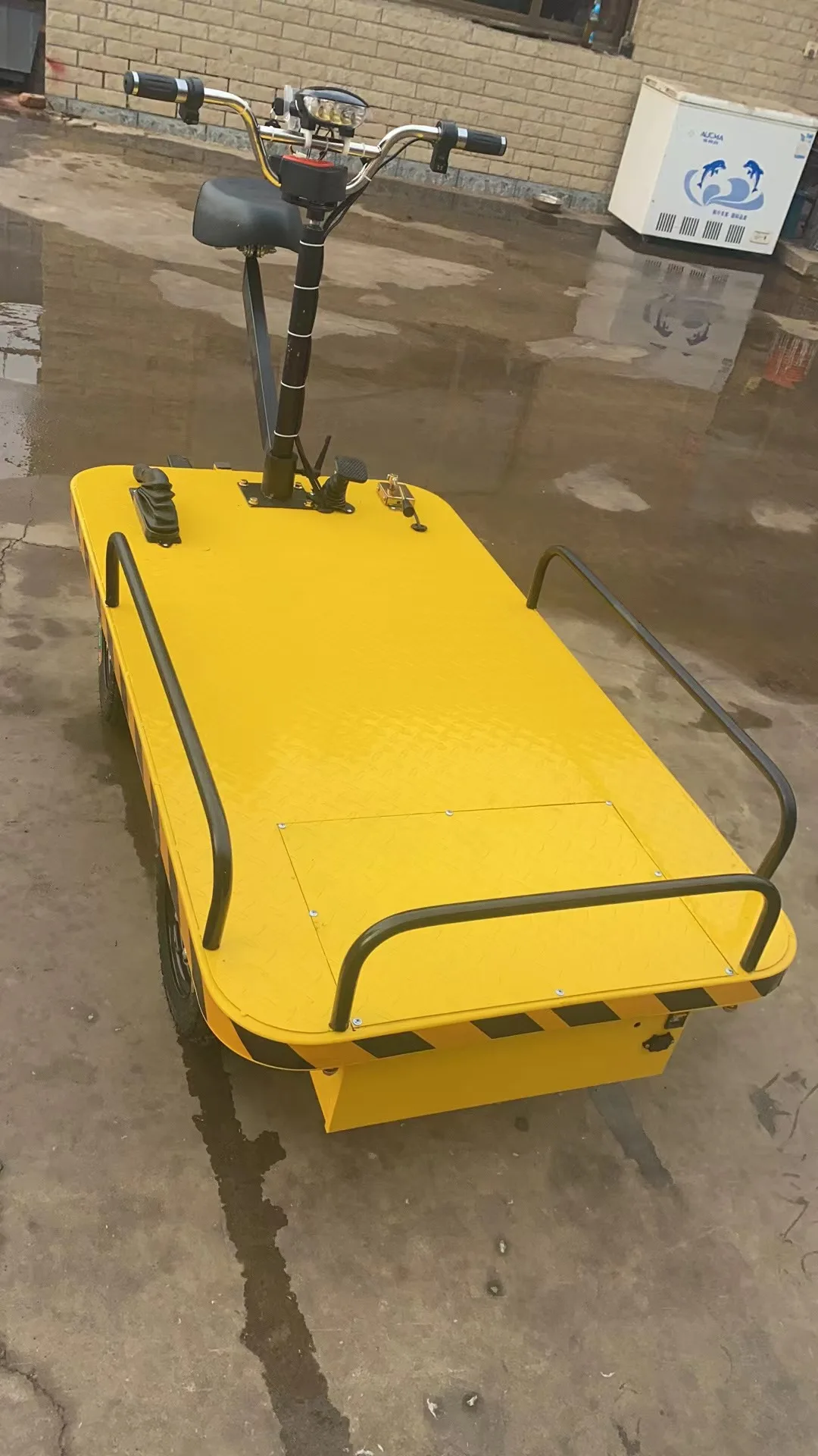 Новая строительная площадка тянущаяся груз в лифт-тележки фермерский