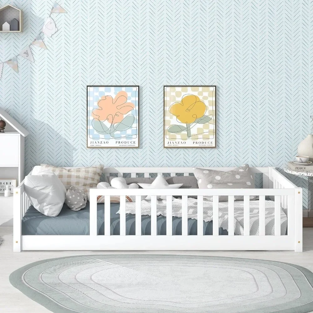 Двойная напольная кровать с защитным ограждением и деревянным настилом