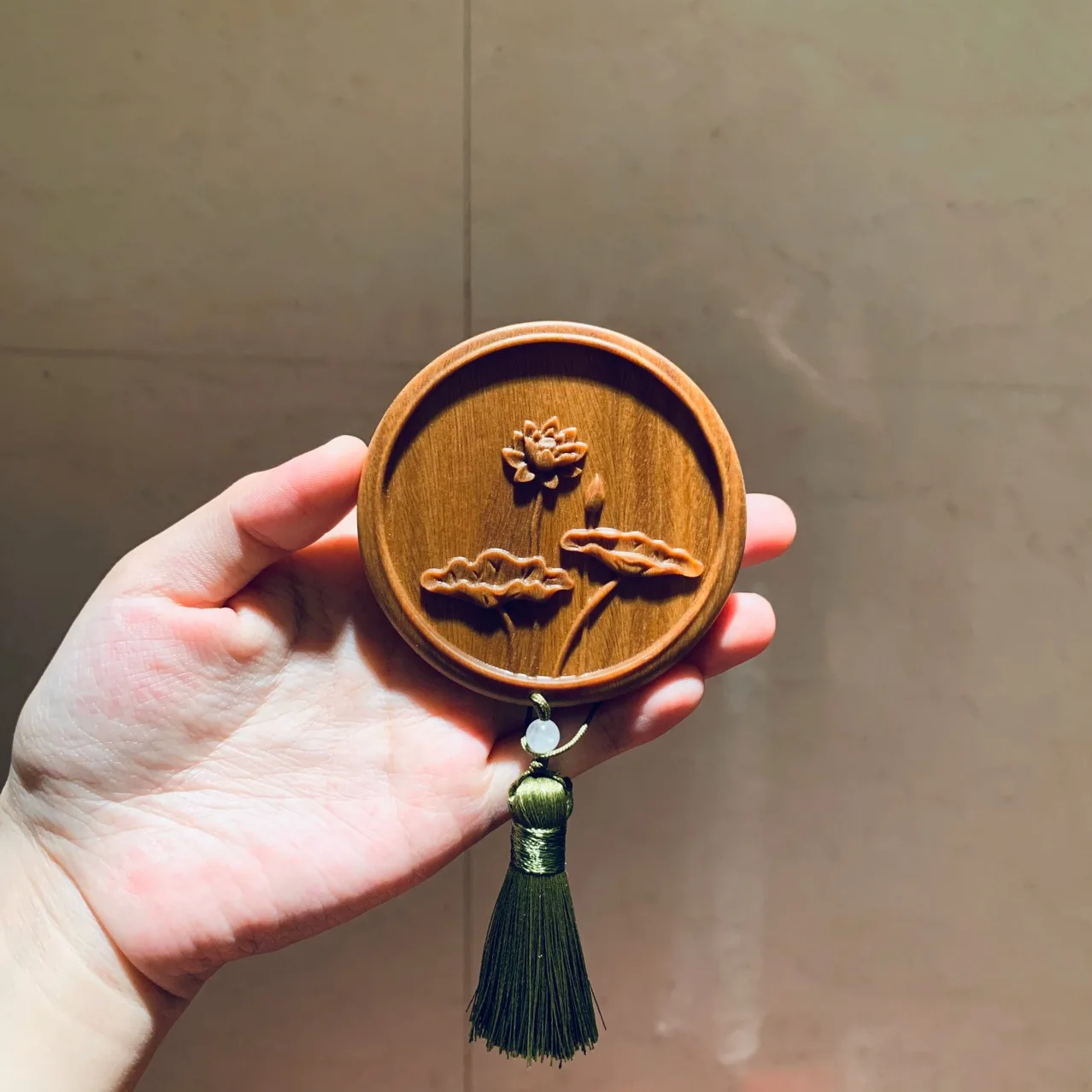 

Hand-made antique wood green sandalwood mirror carved lotus small round mirror