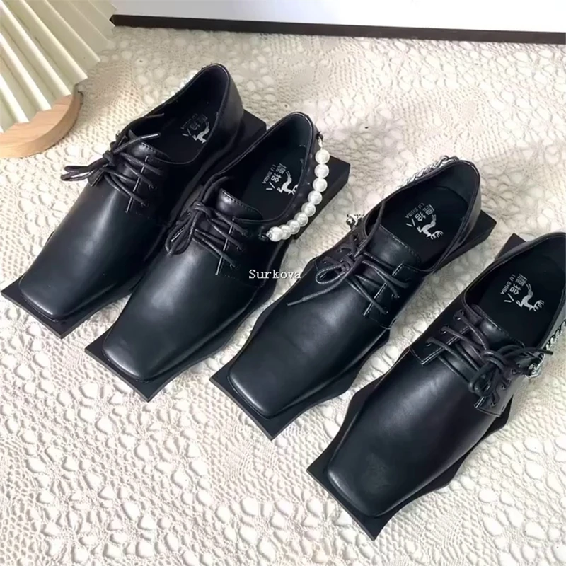 New Bat Shoes Square Toe Metal Chain Ankle Strap Women Flat Shoes Patent Leather Pearls Chain Derby Shoes Designer Fashion Pumps