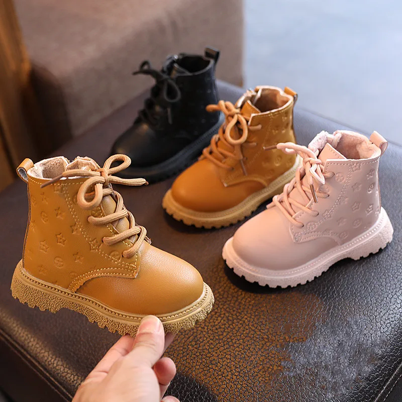 

Детские теплые кожаные ботинки в английском стиле, мягкие плюшевые хлопковые ботинки, детские Нескользящие удобные модные короткие ботинки для девочек и мальчиков