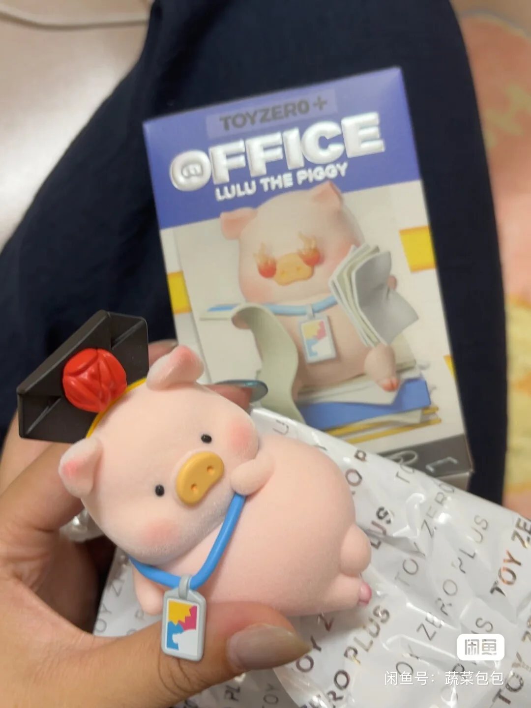TOYZEROPLUS X Lulu The Piggy Pig Things At Work Series: Коллекционные фигурки в закрытой упаковке, флокированные, милые, для декора стола, подарок на день рождения (art.: 3920db140df28) - 3920db140df28