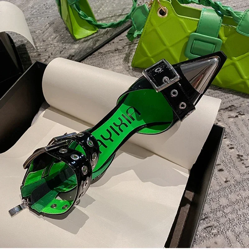 Женские босоножки в стиле панк черные сандалии с острым носком металлической