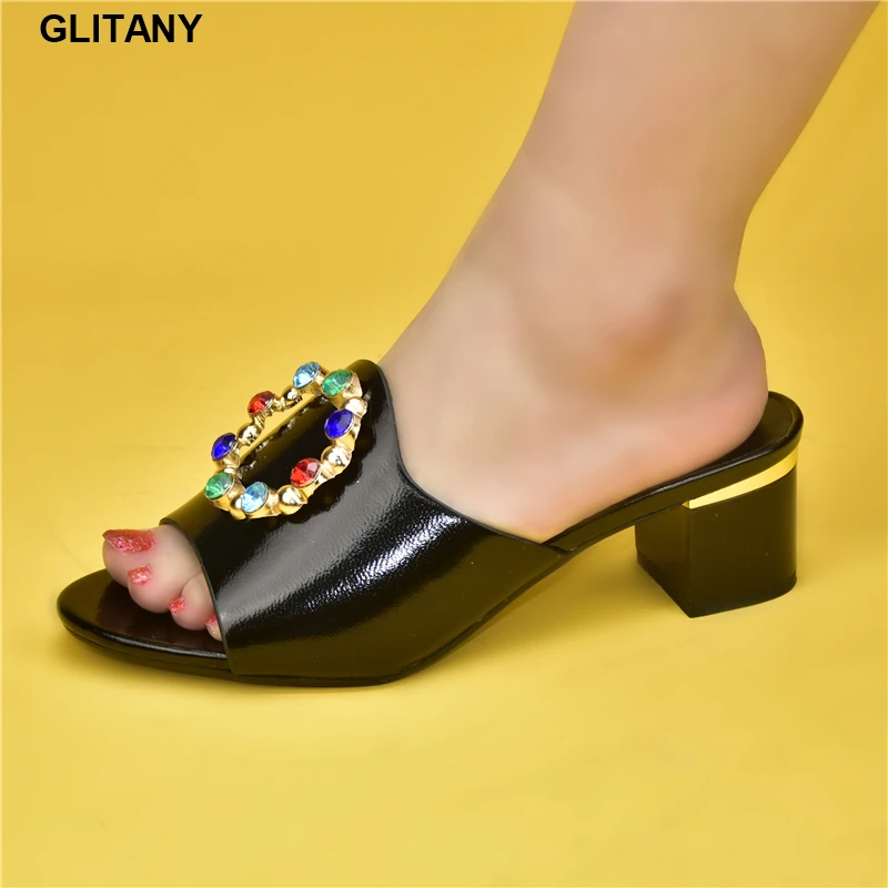 

Женские туфли-лодочки на высоком каблуке, украшенные стразами