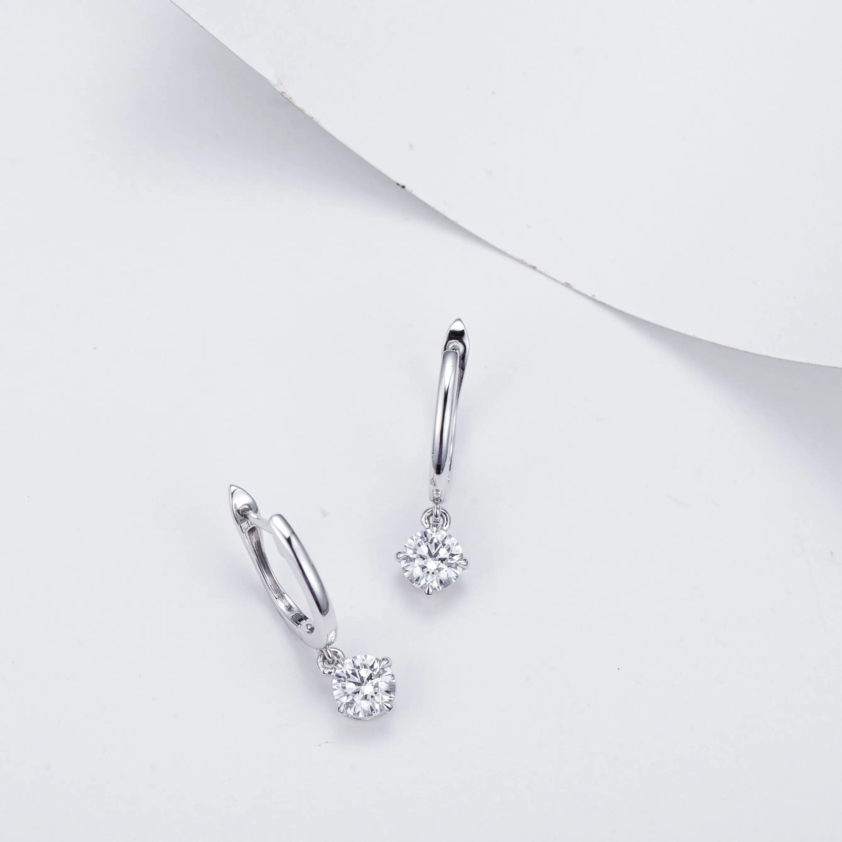 Серьги-кольца круглой огранки с бриллиантами диаметром 1-2 карата ювелирные