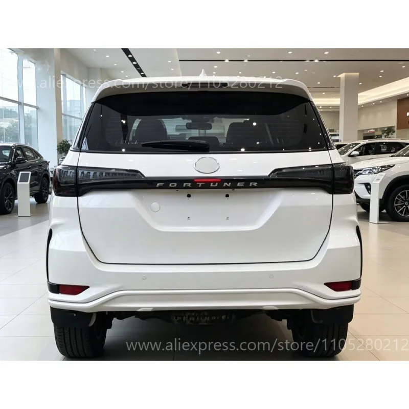 Фото Подходит для Toyota Fortuner 2016-2021 годов выпуска, улучшенный задний спойлер со светодиодными стоп-сигналами, дневными ходовыми огнями и бампером. №2
