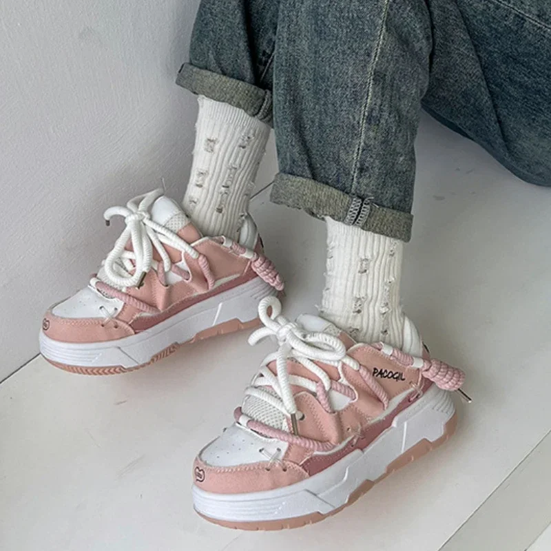 Женские кроссовки с круглым носком на толстой подошве