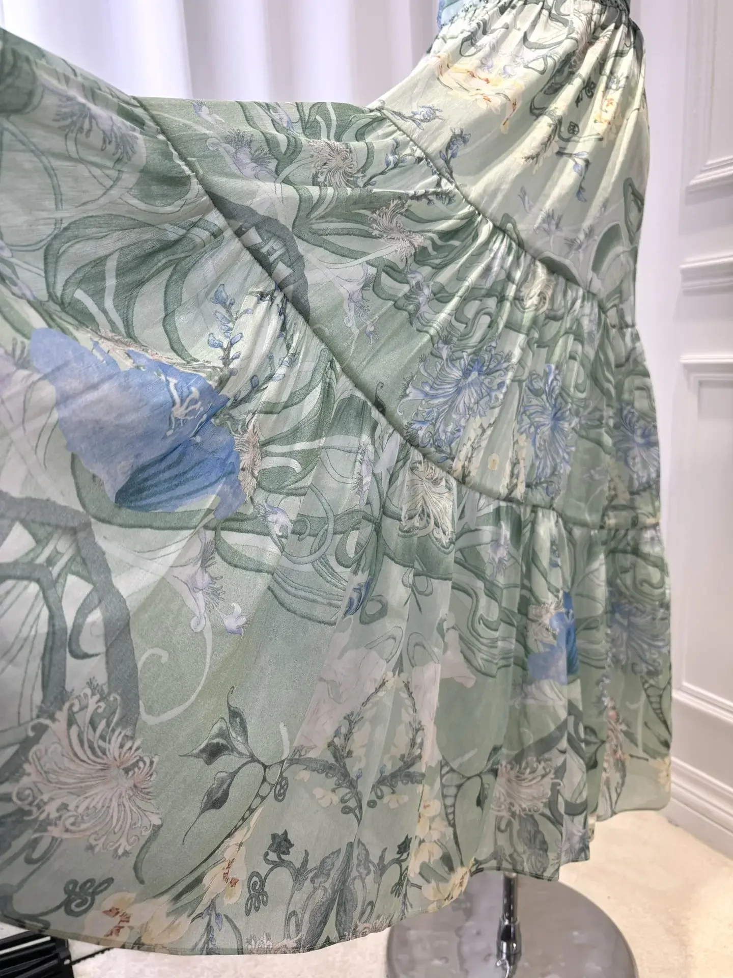 Женское длинное платье на бретельках шелковое с цветочным принтом весна-лето 2024