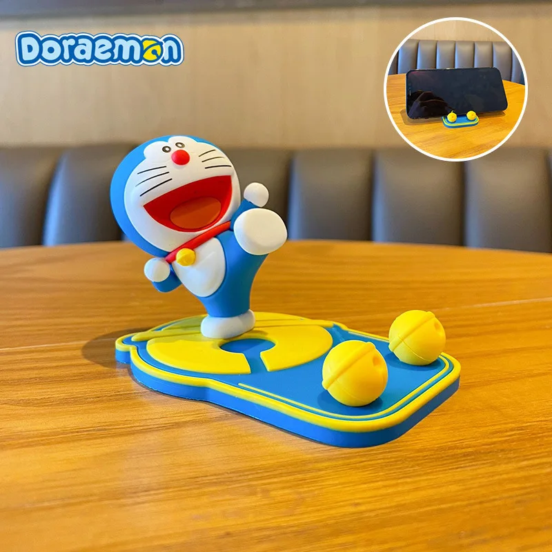 Фото Оригинальный держатель для телефона Doraemon Bend Over Kick, портативный, из ПВХ, для спальни и рабочего стола, украшение, подарок для девочки на праздник №3
