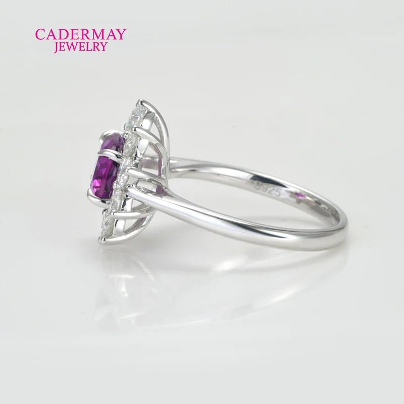 Фото Кольца Cadermay из серебра 925 пробы с овальным лабораторным сапфиром 7x9 мм розово-фиолетового цвета и муассанитом, модель 