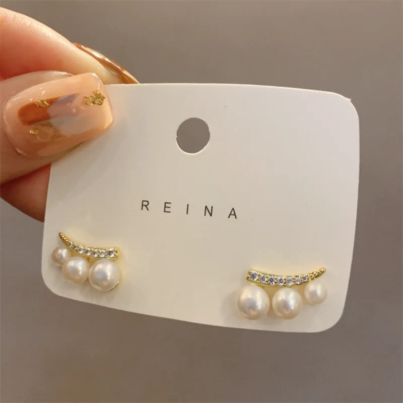 

1 pair of Korean pearl earrings female fashion atmosphere vintage unique simple temperament compact senior luxury niche unique