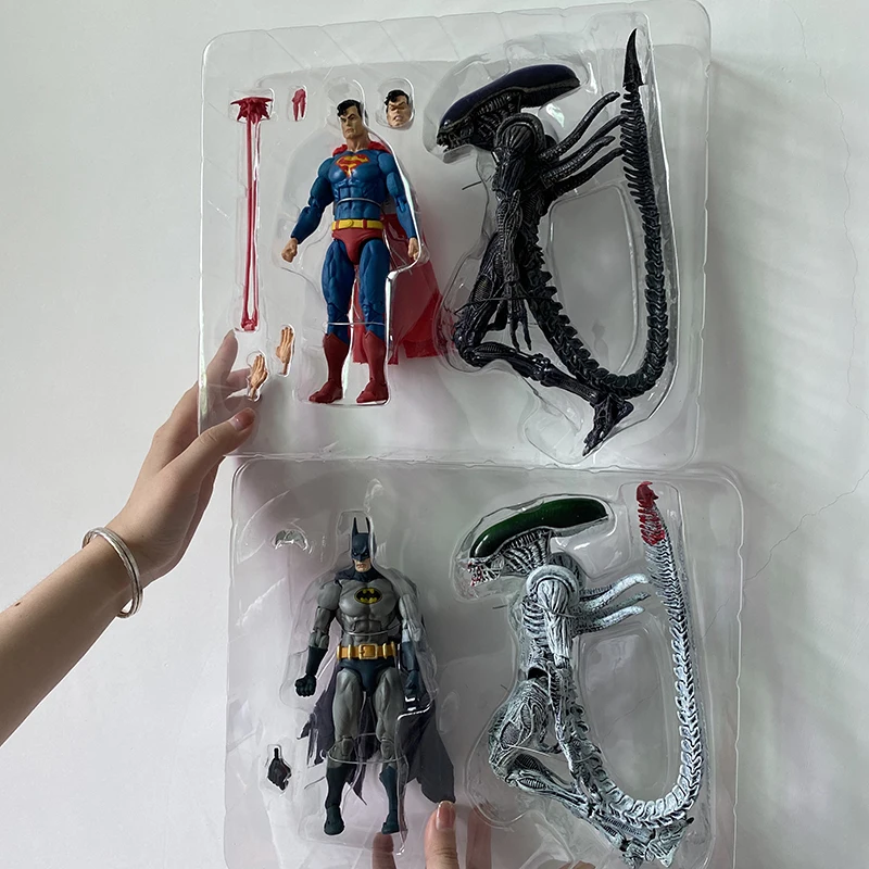

Фигурка Бэтмена Супермена против инопланетянина ксеноморфа NYCC 2019, Коллекционная модель, игрушки, 2 шт./комплект, украшение для комнаты, пода...