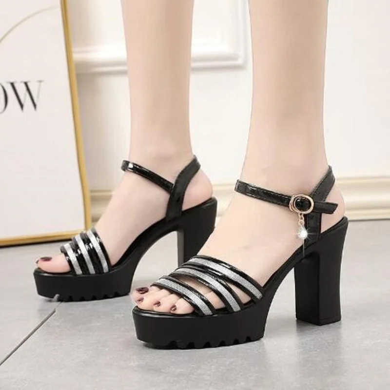 

Женские туфли-лодочки с ремешком на щиколотке и открытым носком