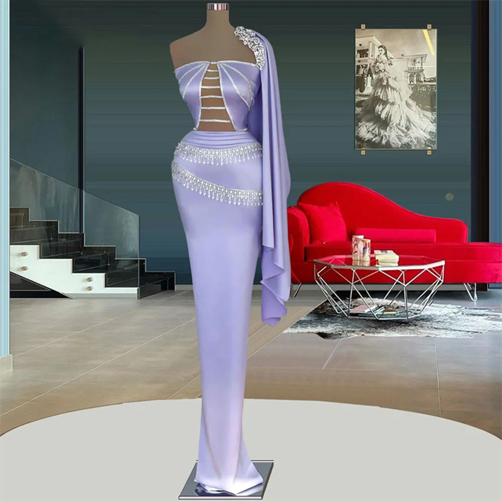 

Женское атласное платье с рукавом-накидкой, с кристаллами