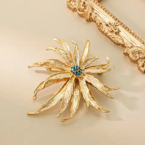 Золотая брошь с хризантемой из цинкового сплава
