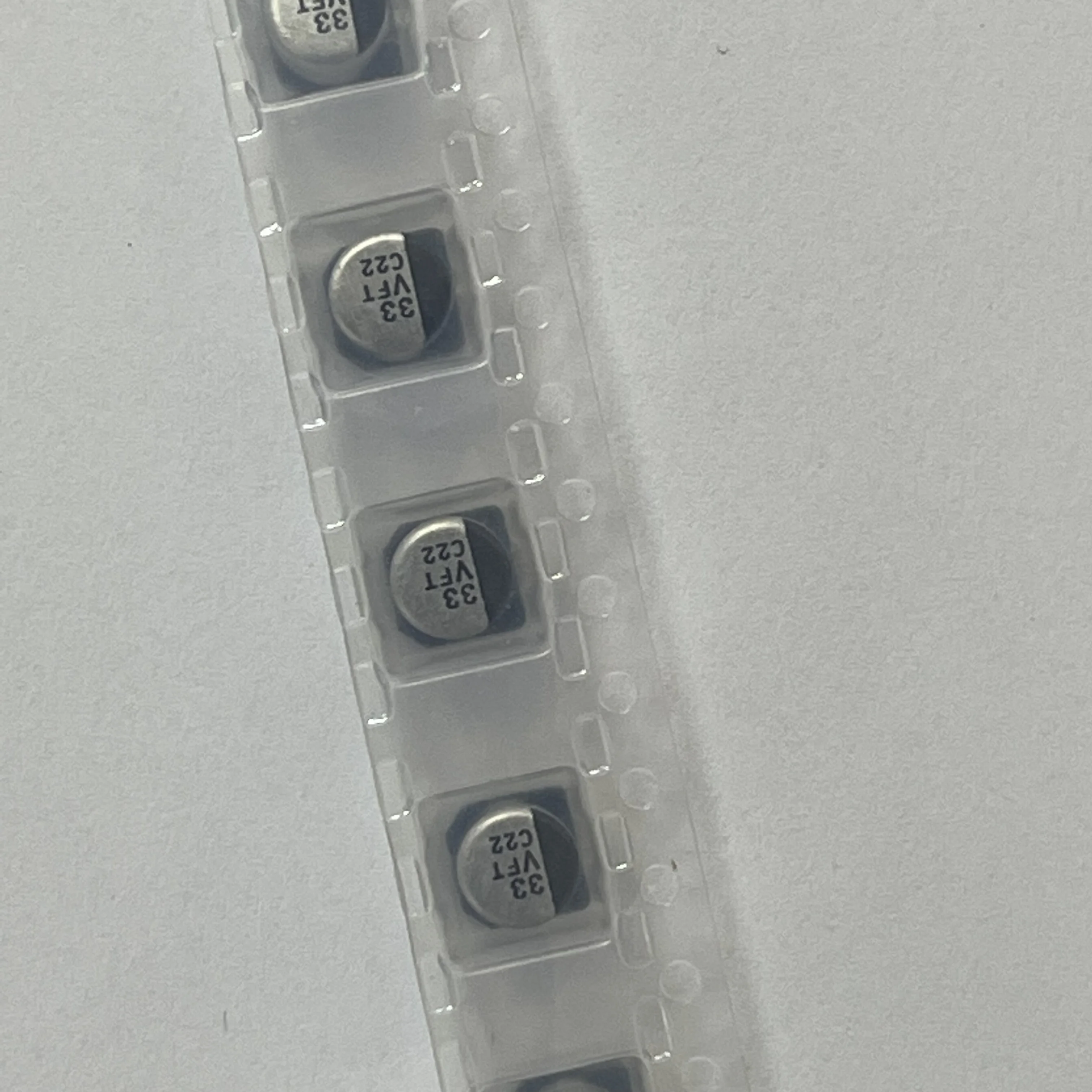 

EEEFT1V330AR посылка: SMD Код: 33 Емкость: 33uF напряжение: 35 в
