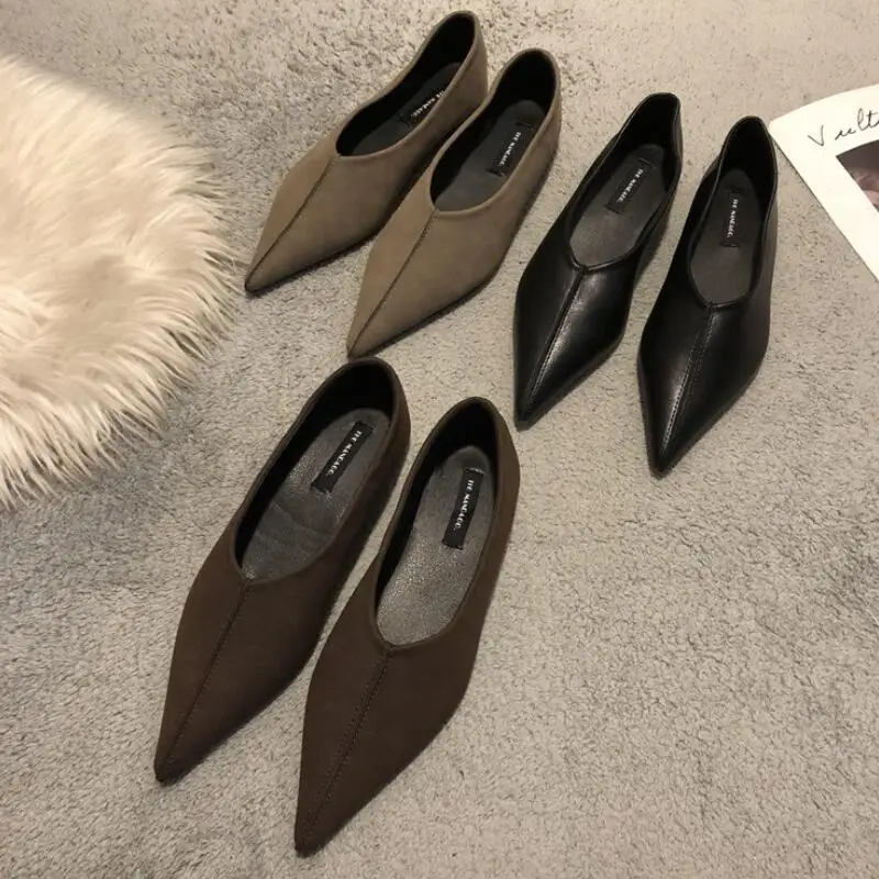 Женские туфли на плоской подошве с острым носком без застежки