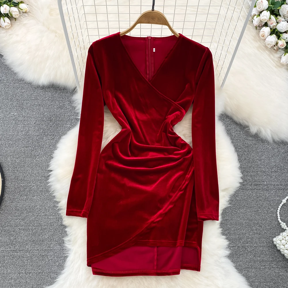 

Женское бархатное платье с V-образным вырезом и оборками