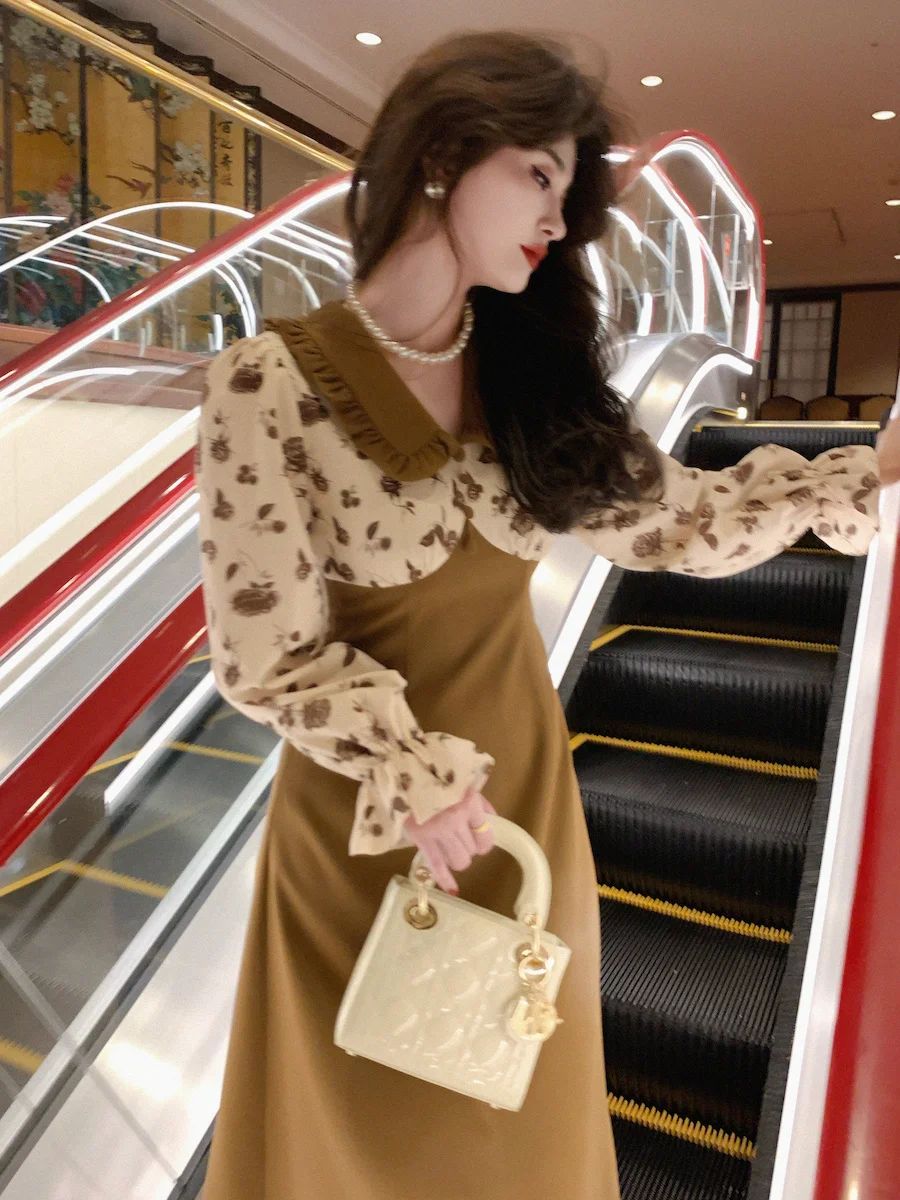 

Двухцветное платье с принтом закат розы