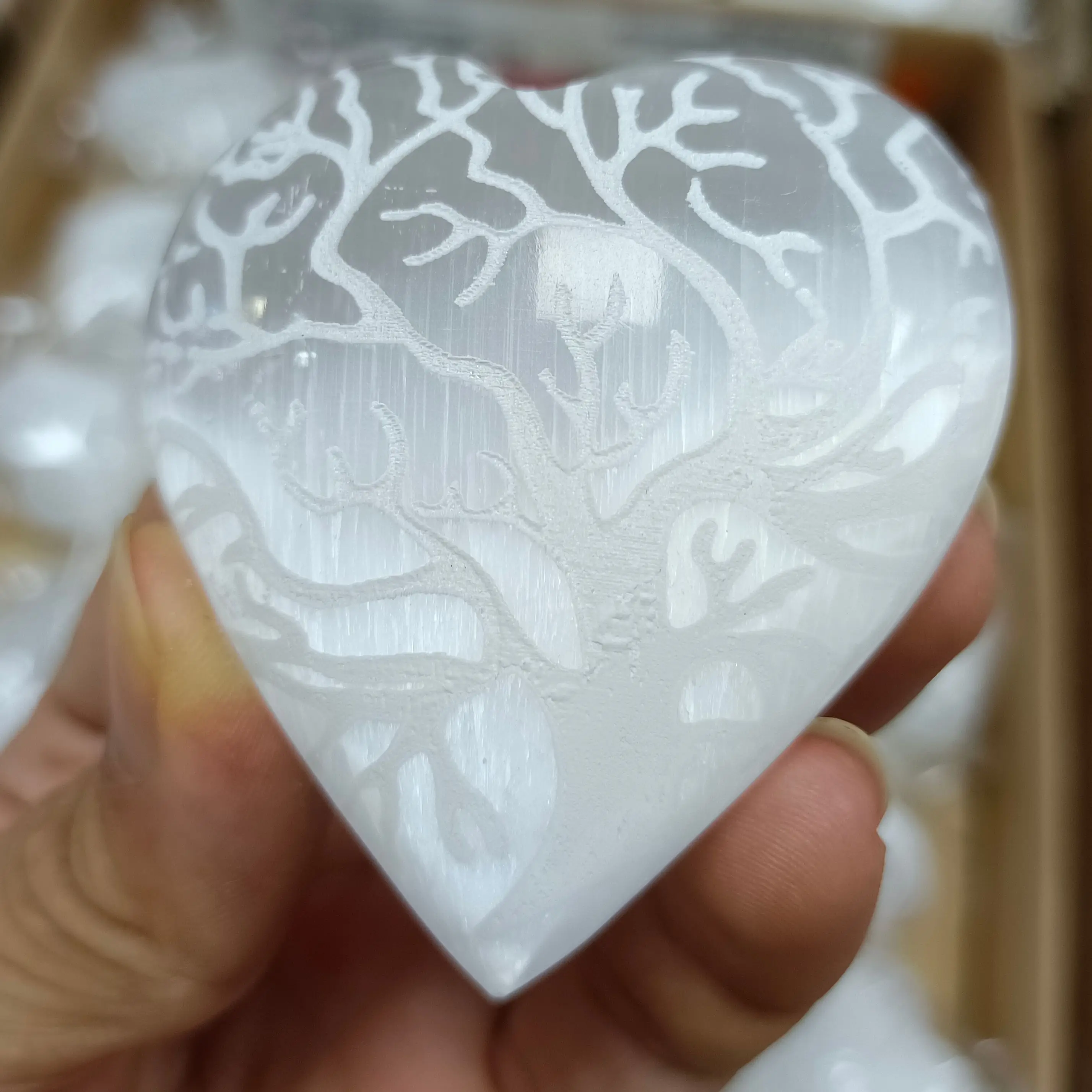

Natural Moroccan Gypsum Hand Carved Heart Handle Crystal Energy Home Office Decoration Craft Gift 60-70mm