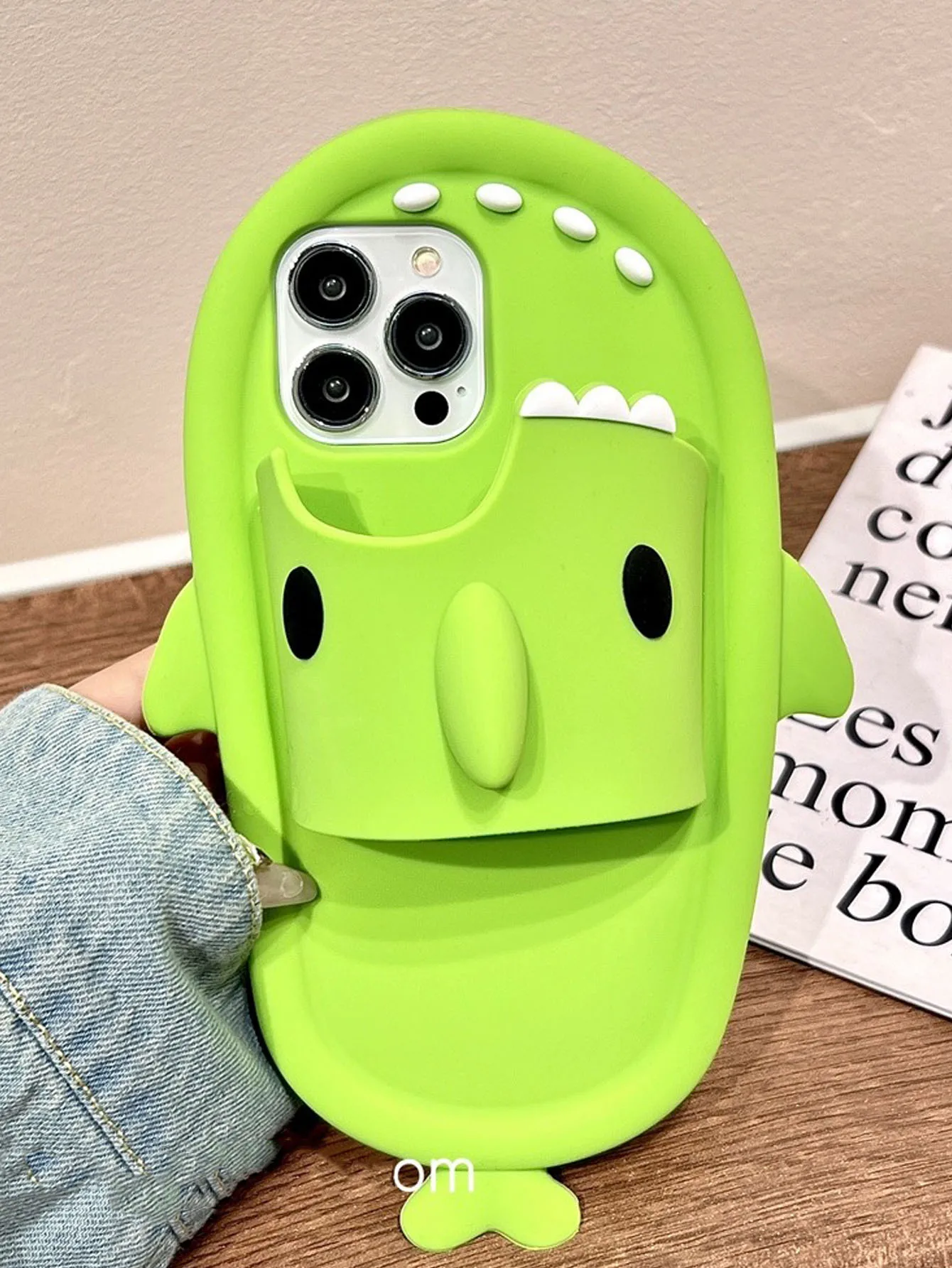 Силиконовый Чехол С 3D Зелеными Тапочками В Виде Акулы Для iPhone 14 Pro Max Совместимый 15