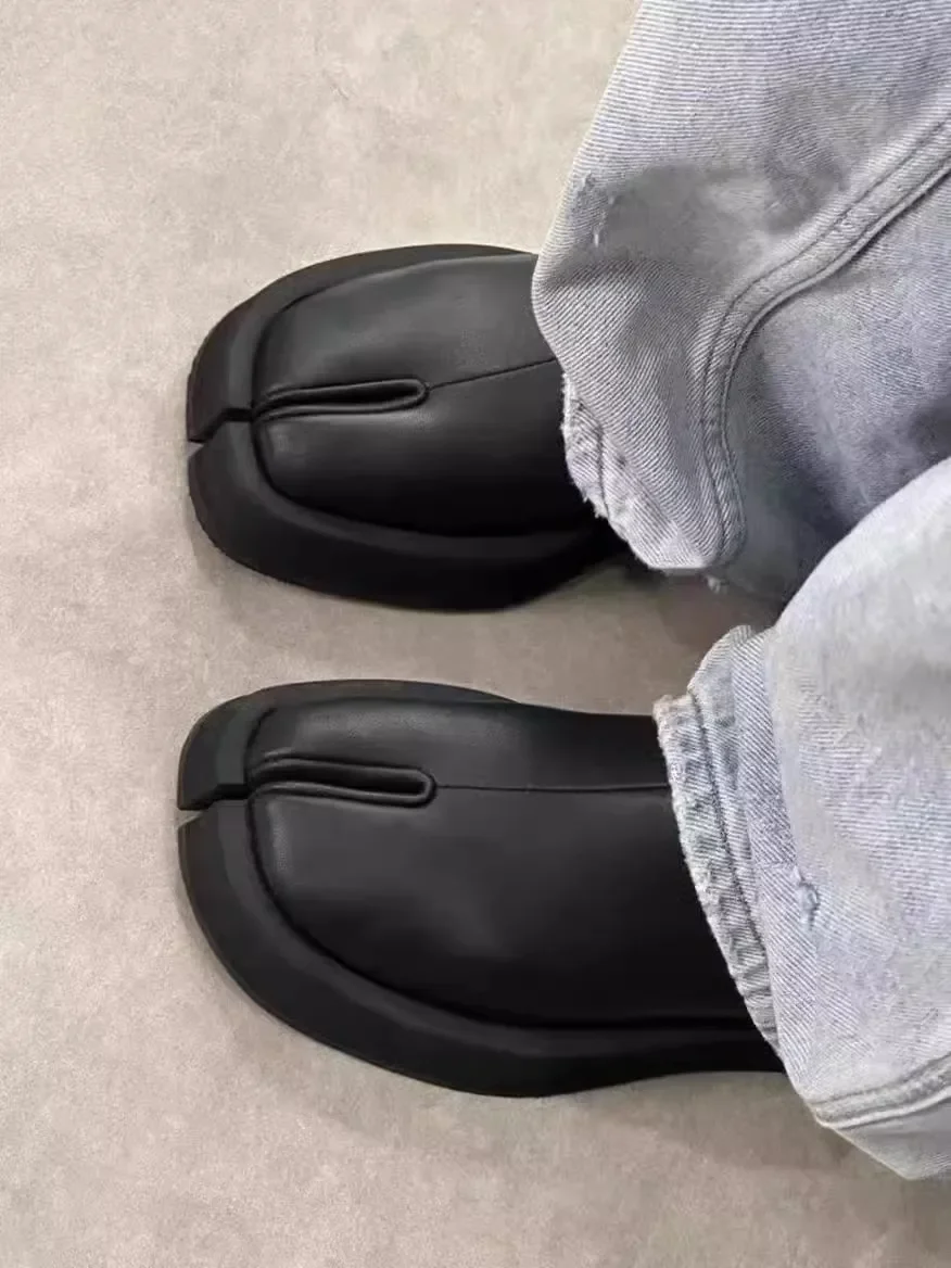 Женская обувь из кожи растительного дубления Tabi с разделенным носком удобные