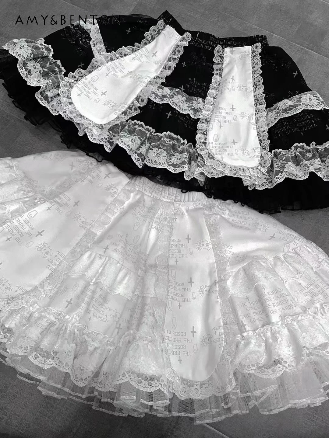 Кружевная черно-белая футболка с коротким рукавом и кроличьими ушками Subculture