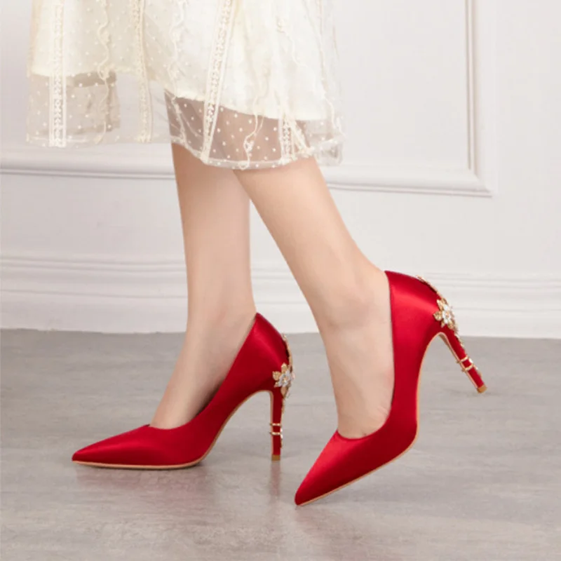 

Туфли женские атласные с острым носком, модные свадебные туфли на тонком каблуке, с металлическим цветком, с резиновой подошвой, пикантные л...
