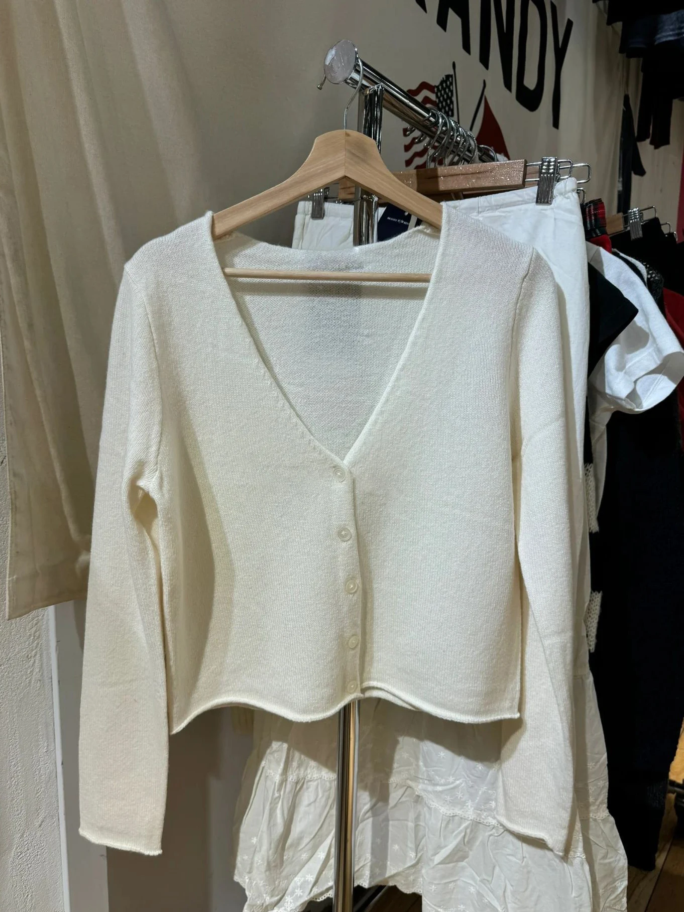 Вязаный кардиган с ажурным подолом бежевый однобортный хлопковый укороченный