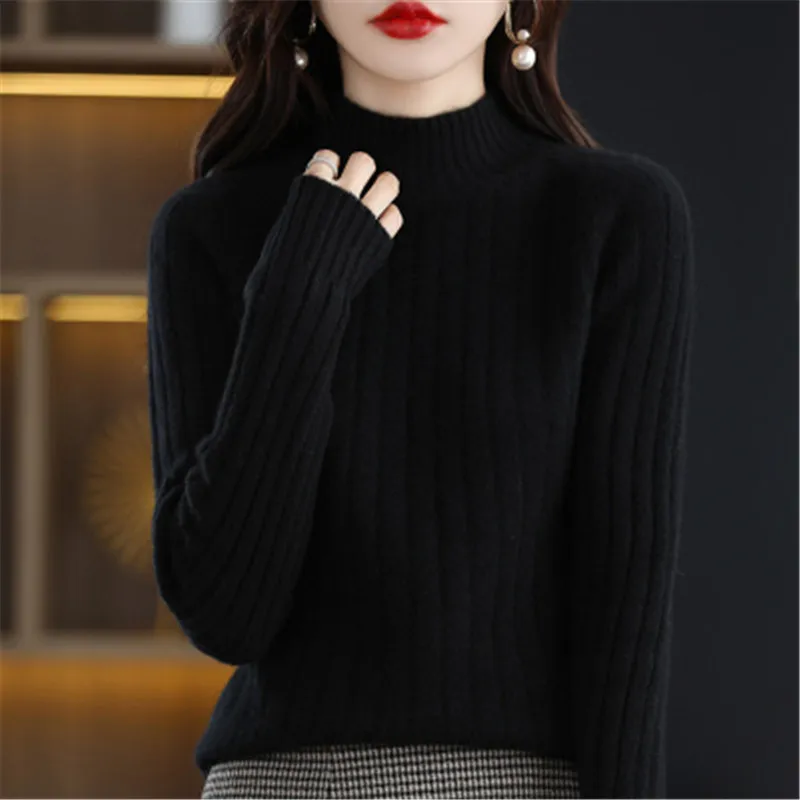 Женский трикотажный пуловер с высоким воротником и коротким рукавом
