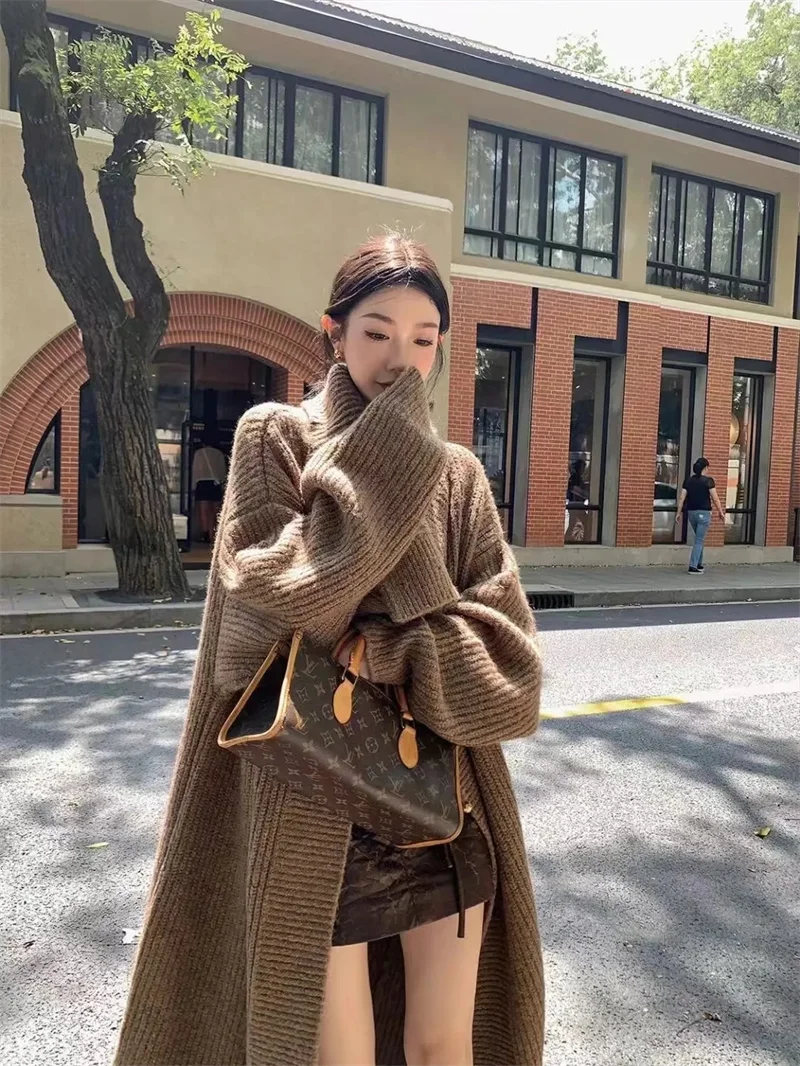 Кардиган женский трикотажный средней длины с большими лацканами и высоким