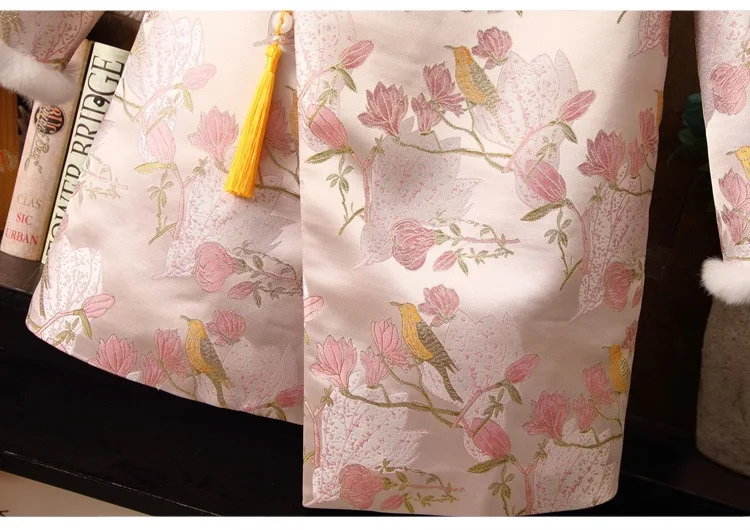 Женский зимний пуховик с цветочным узором