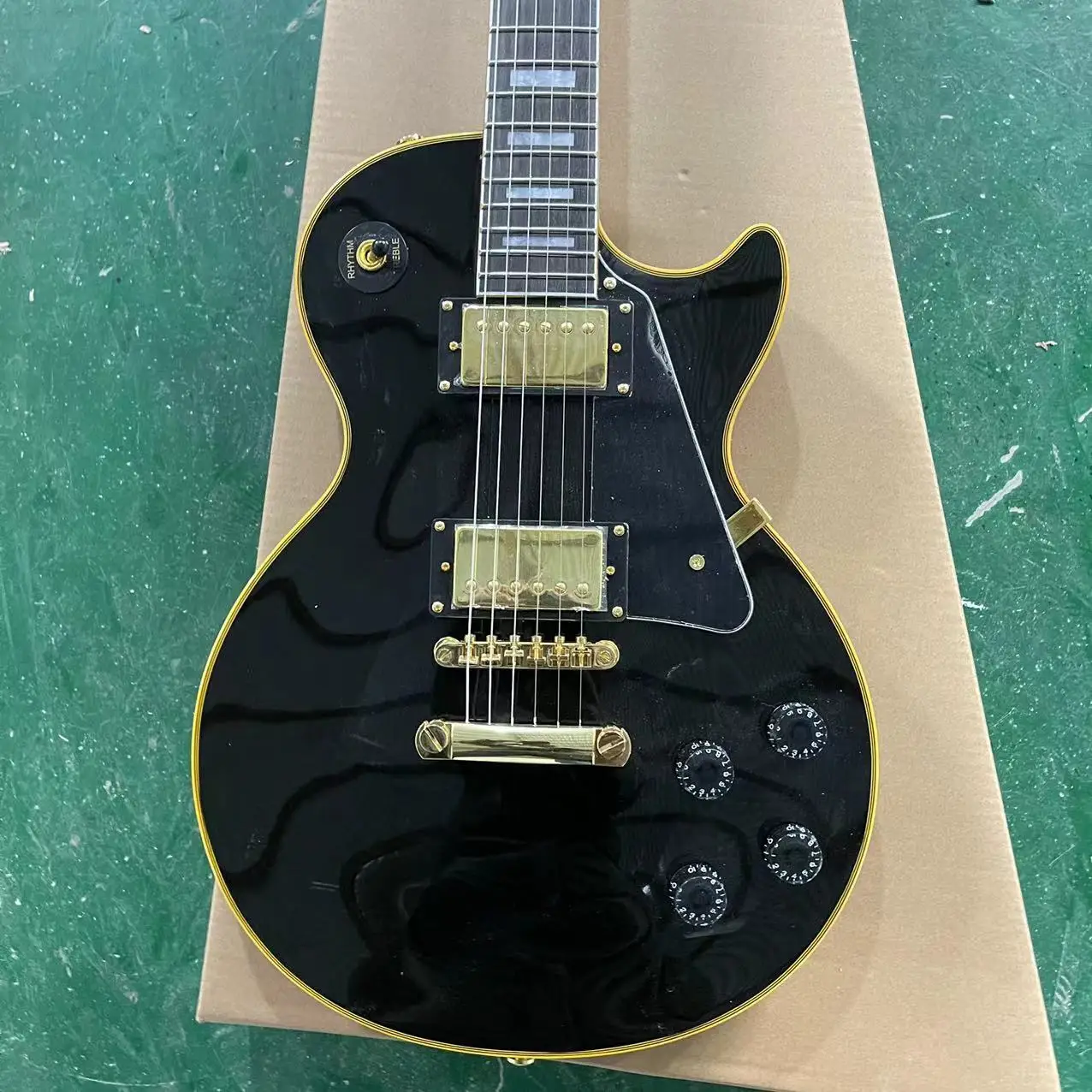 

LP all-in-one electric guitar, black mahogany body, yellow label Huang Lulu, rosewood fingerboard, mahogany track, LP pickup, LP