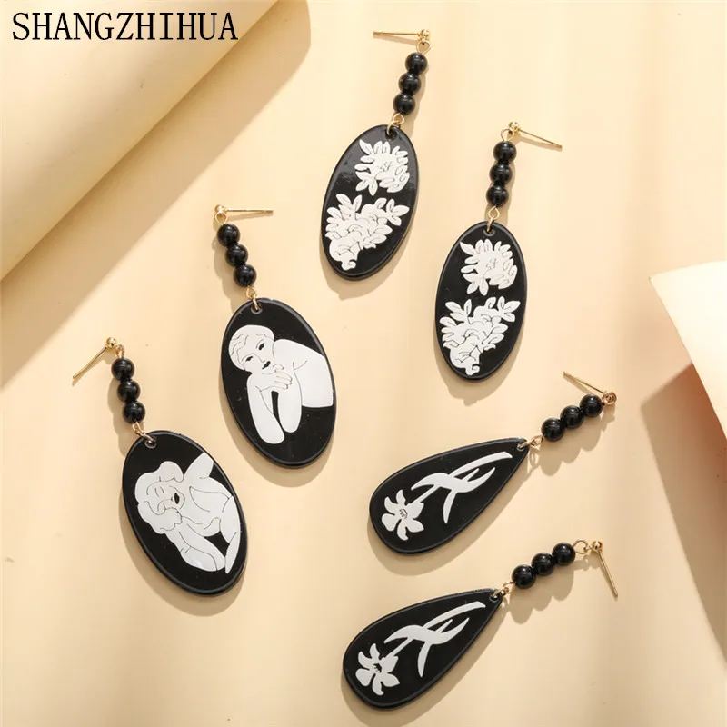 

2022 New Vintage Black And White Clash Of Flowers And Leaves Carved Acrylic Pendant Earrings For Women Fashion Temperament Gift