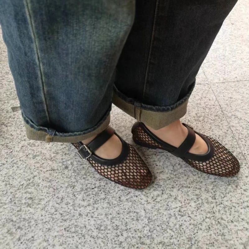 Летние сетчатые сандалии с перфорацией женская обувь на плоской подошве