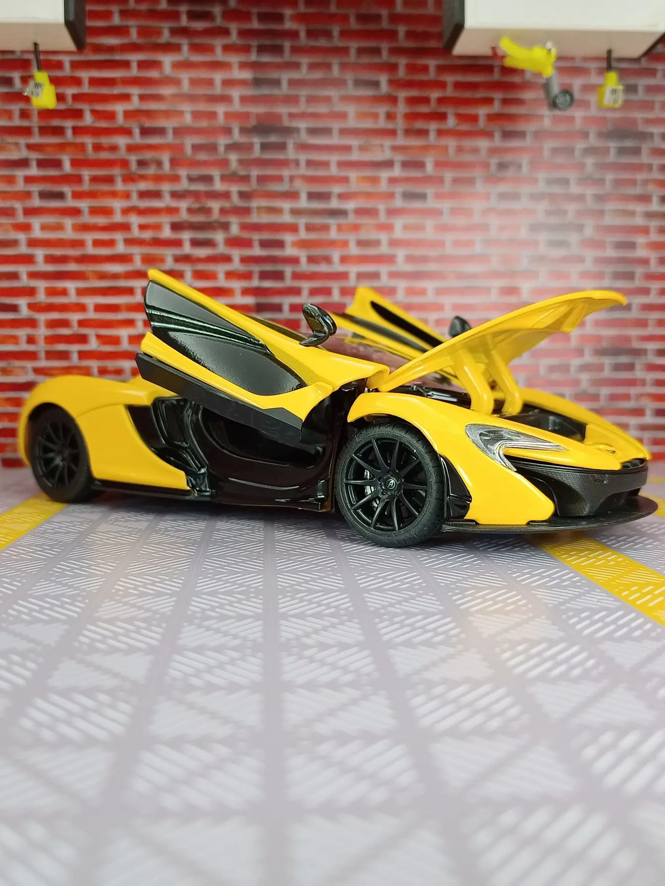 Фото Модель суперкара из сплава rastar 1:24 McLaren P1, переднее колесо можно превратить и дверь и капот можно открыть, тонкая работа. №2