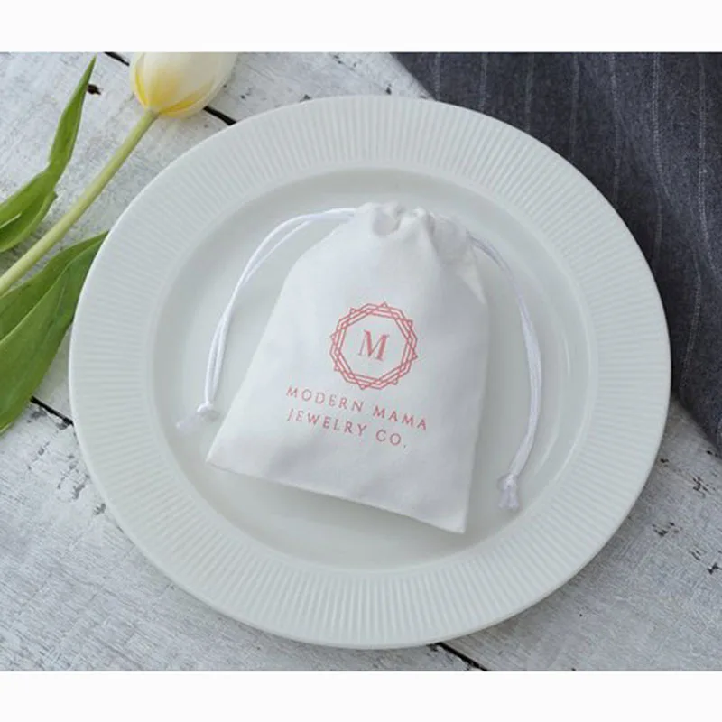 

100 белые фланелевые мешки на шнурке, индивидуальный логотип, упаковка для ювелирных изделий, подарочные мешочки для шикарных рождественских и свадебных сумок