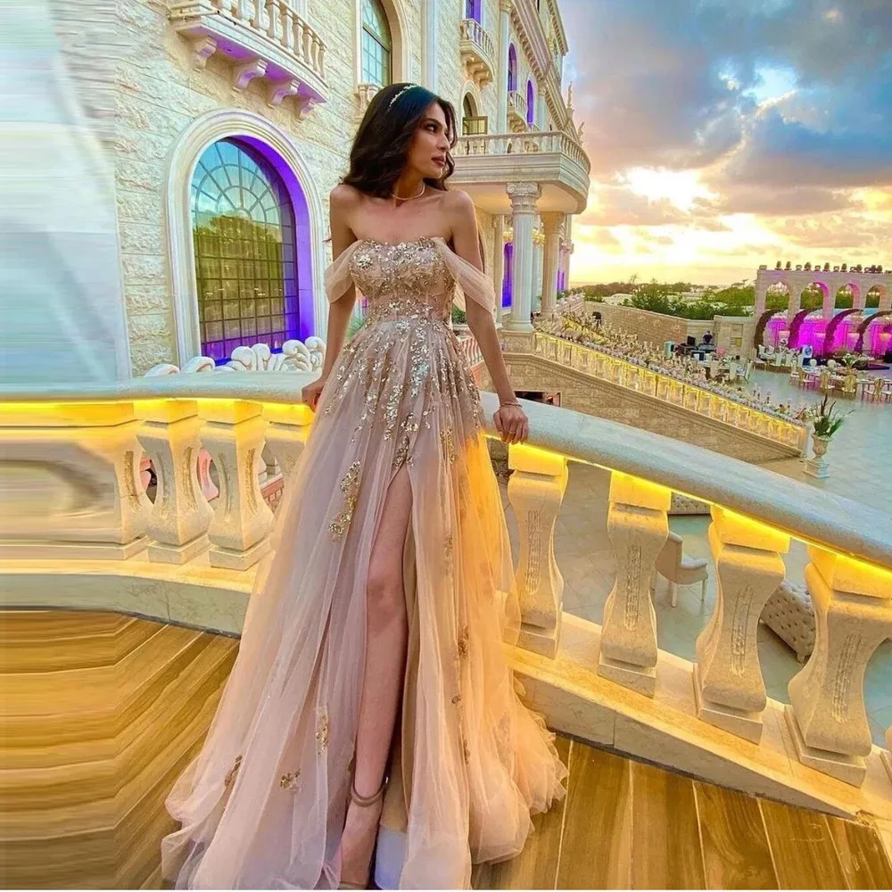 

2022 Pastel Pink A Line Tulle Prom Dresses Sexy Off Shoulder Gold Lace Applique Slit Evening Gowns Long Party Dress