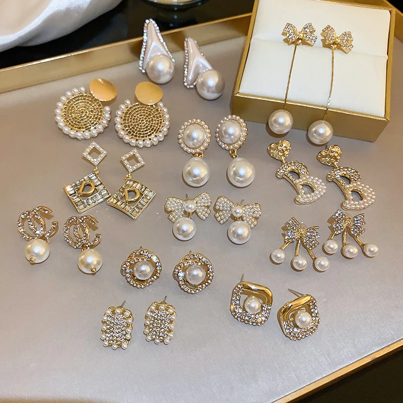 

Серьги с геометрическим жемчугом, буквой, сердцем и бантом для женщин, модные серьги Стразы в Корейском стиле, украшения