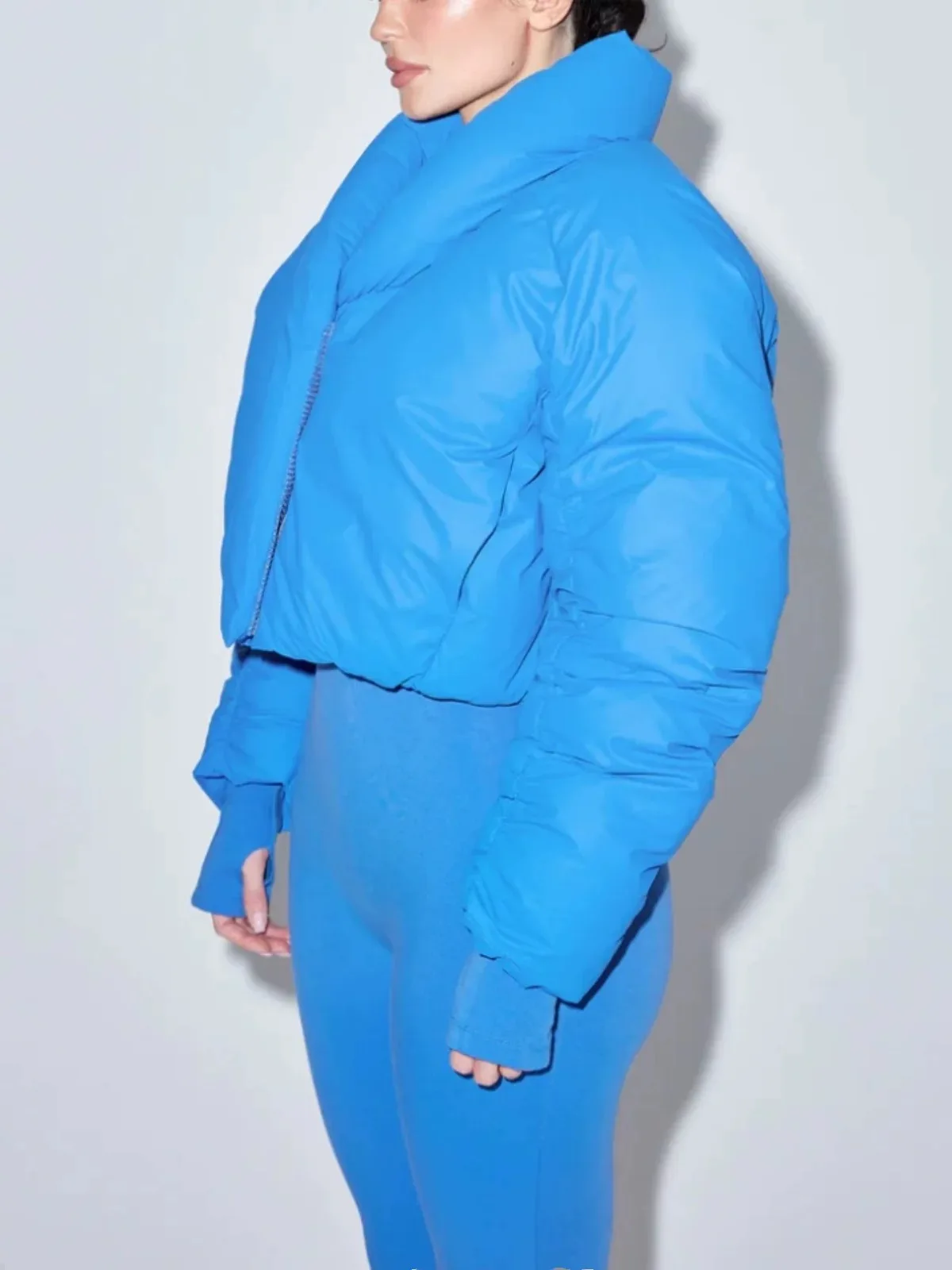 Синяя короткая хлопковая куртка kyliy khy с бежевым плотным пальто стройнит и