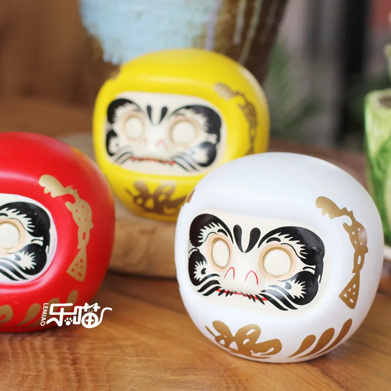 

Lucky Cat Fortune Ornament 4 Inch Japanese Ceramic Daruma Doll Money Box Office Tabletop Feng Shui Craft Home Decoration Gifts