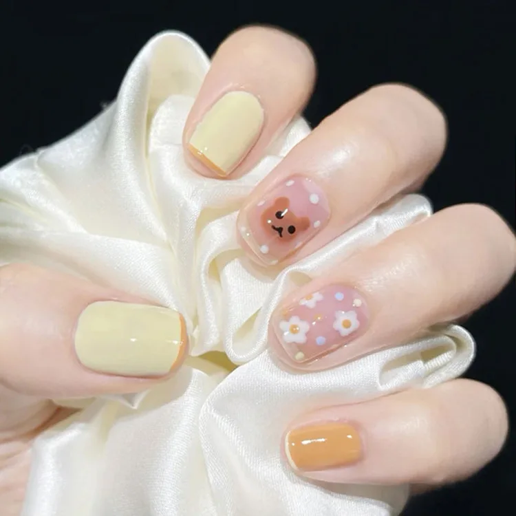

24Pcs/Set Fashion Beauty Short Fake Nails Clear French Bear White Flower Pattern Design Popular Yellow Fake False Nails Tips Art