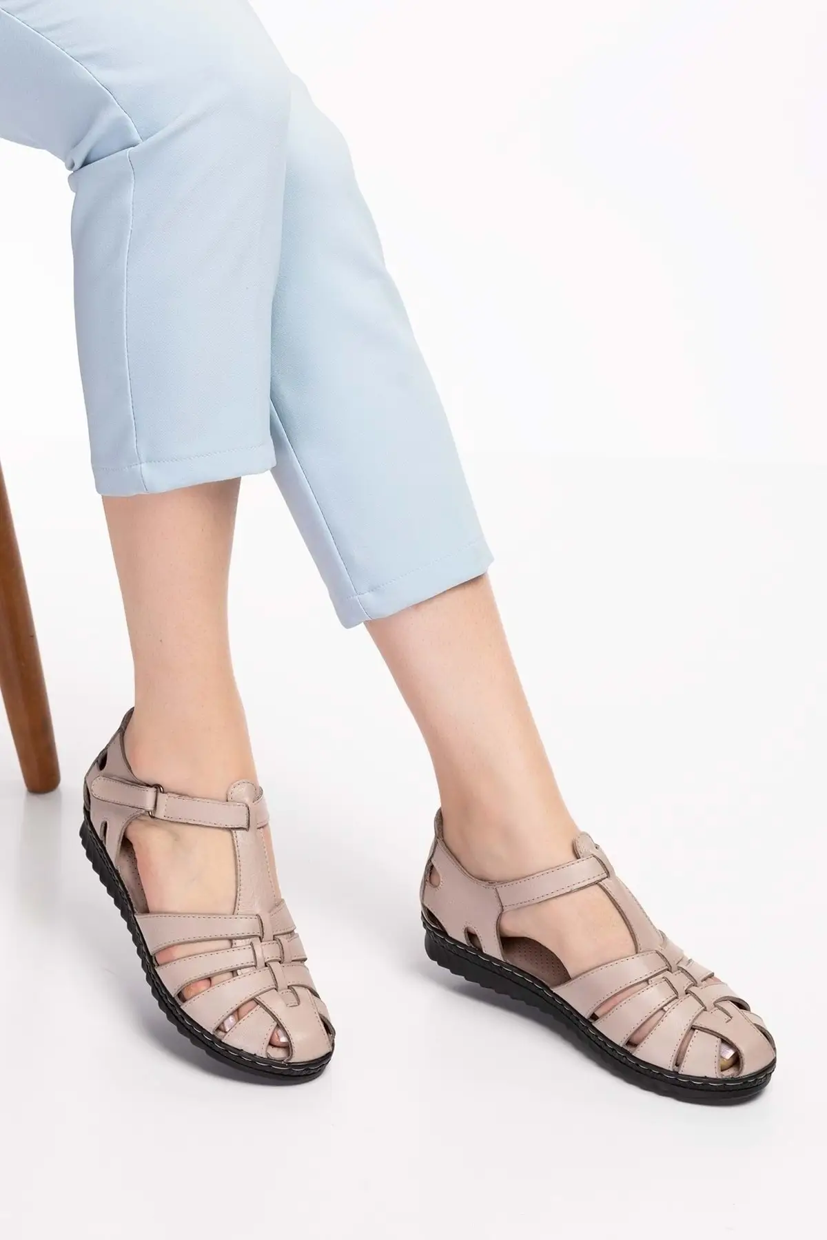 

Сандалии из натуральной кожи с легкой подошвой в повседневном стиле