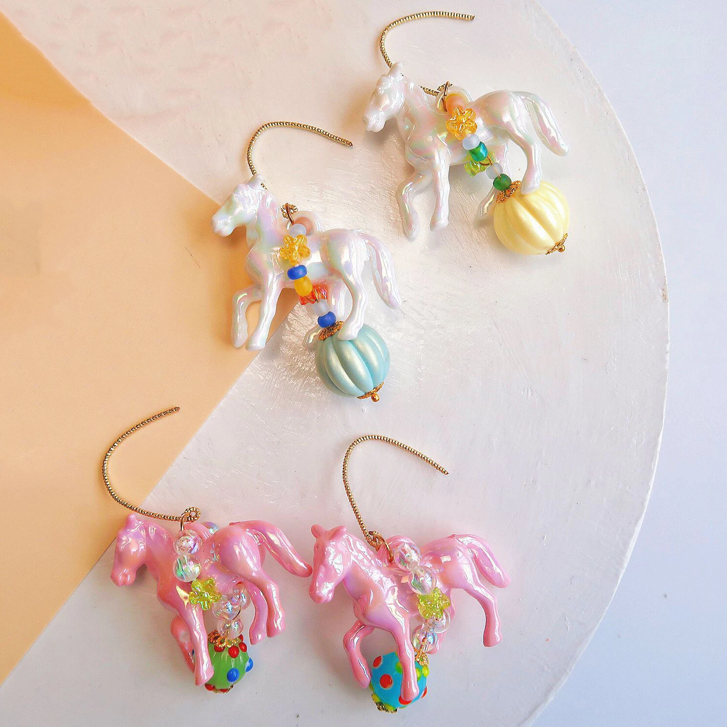 

Серьги-подвески в винтажном стиле с изображением лошади