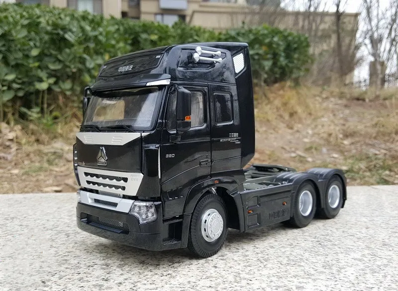 

Collectible Diecast Toy Model Boy Gift 1:24 Scale SinoTruk HOWO A7 Truck Tractor Trailor Vehicles Alloy Model for Decoration