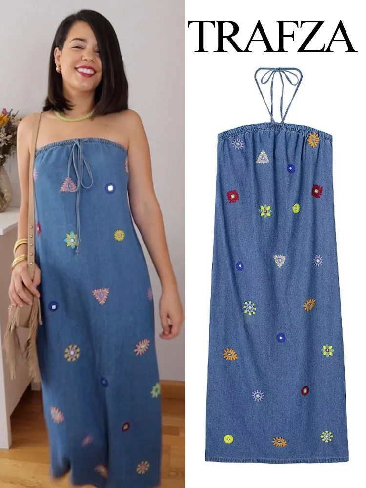 

Женское джинсовое платье-карандаш с вырезом лодочкой и цветочной вышивкой