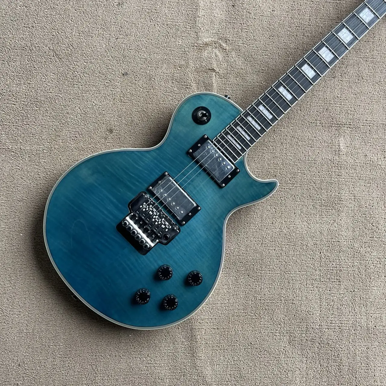 

ЭЛЕКТРИЧЕСКАЯ ГИТАРА LP все-в-одном, прозрачный корпус blue tiger, пикап IP, двойная поворотная гирлянда, 4 кнопки громкости + 1 три шестерни