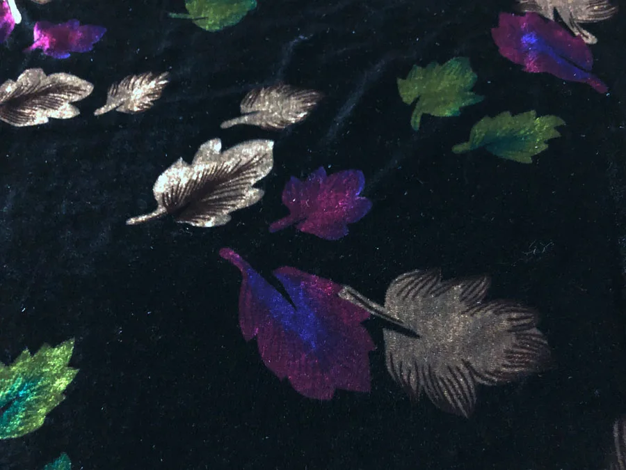 Вельветовая ткань из натурального шелка с черным низом многоцветные листья