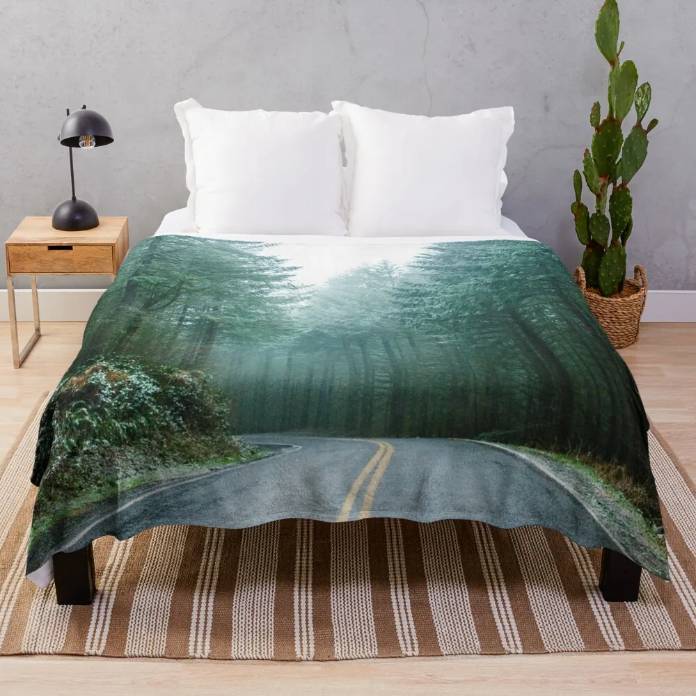 Forest Road Trip - Foggy Day Fir Trees Pacific Northwest Adventure Плед Роскошные пледы и Одеяла