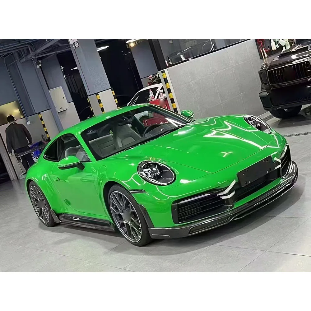 Фото Комплект обвеса JXWANCF из карбона и стеклопластика (FRP) для Porsche 911 992 Sports 2019-2025: передний и задний сплиттеры, диффузор, спойлер, накладки на крылья и боковые пороги №4
